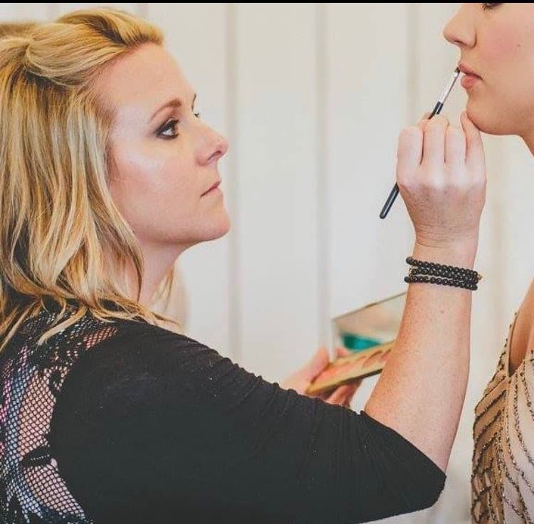 Leslie Vaughn applying bridal makeup